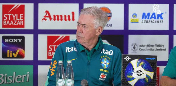 Ancelotti une gesto de respeito cultural na Índia ao apelo por alegria no futebol brasileiro