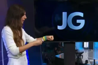 Andréia Sadi diverte web com pulseiras em bastidor na Globo