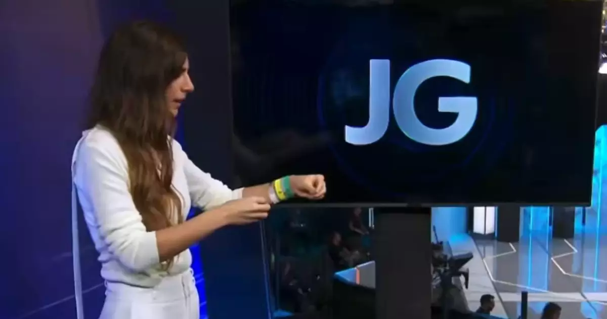 Andréia Sadi diverte web com pulseiras em bastidor na Globo