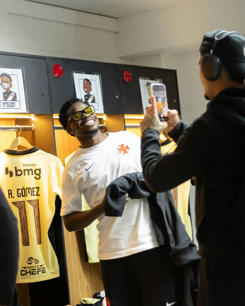 Andrés Gómez reage com bom humor ao ver sua charge no vestiário do Vasco