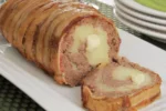 Aprenda a fazer rocambole salgado recheado com queijo e bacon