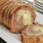 Aprenda a fazer rocambole salgado recheado com queijo e bacon