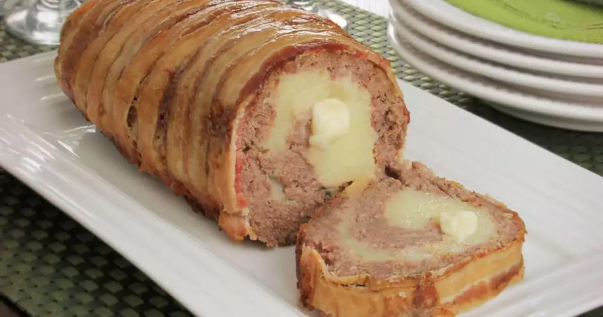 Aprenda a fazer rocambole salgado recheado com queijo e bacon