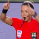 Arbitragem marca penalidade máxima após lance de Gabi Zanotti