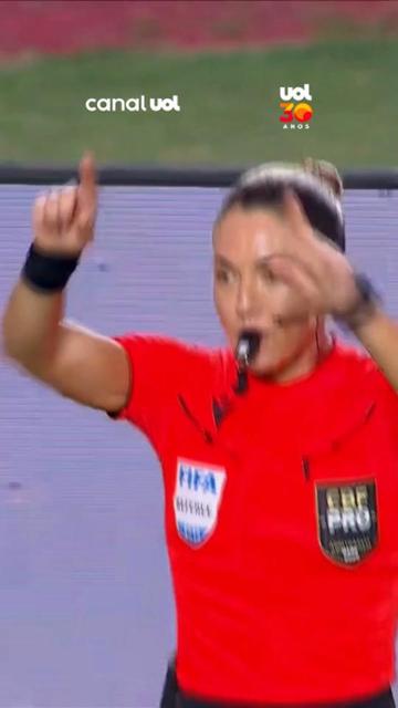 Arbitragem marca penalidade máxima após lance de Gabi Zanotti