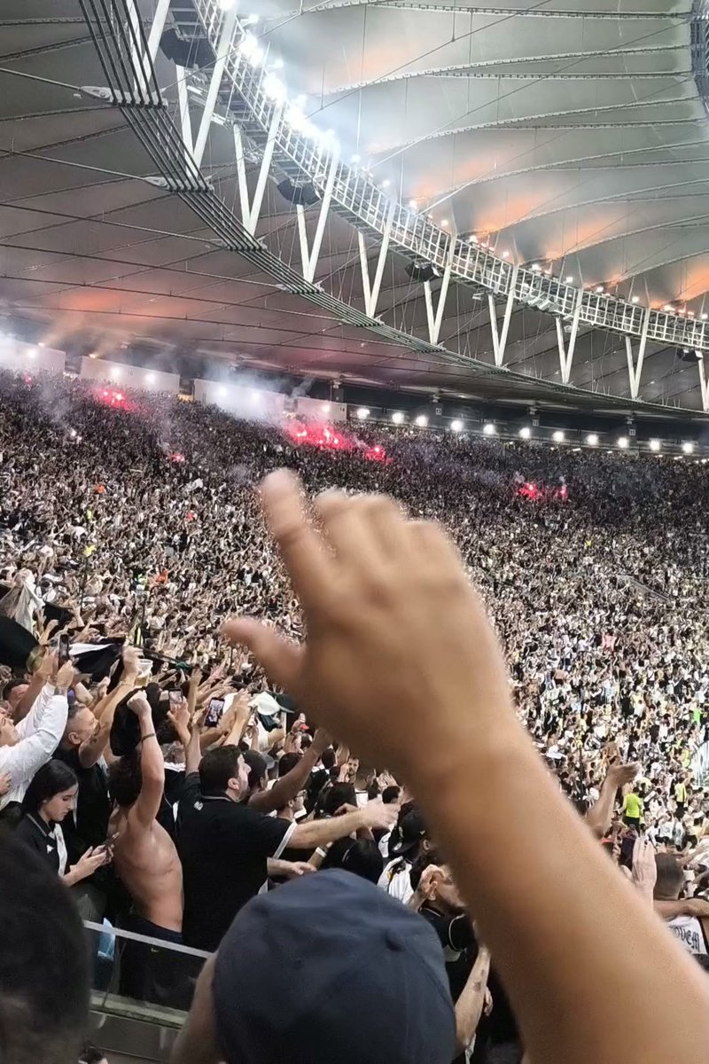 Arquibancada do maracanã é tomada pelo som da unidos da tijuca