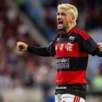 Arrascaeta foca no Flamengo e minimiza vantagem do Palmeiras na liderança