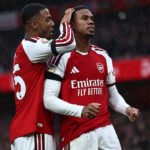 Arsenal bate Everton com gols de zagueiros e alcança o topo do Campeonato Inglês