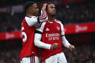 Arsenal bate Everton com gols de zagueiros e alcança o topo do Campeonato Inglês