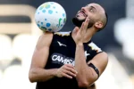 Arthur Cabral ganha vaga de Tiquinho e deve ser titular no Botafogo