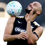 Arthur Cabral ganha vaga de Tiquinho e deve ser titular no Botafogo