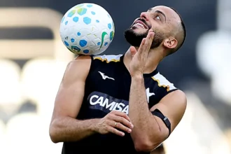Arthur Cabral ganha vaga de Tiquinho e deve ser titular no Botafogo