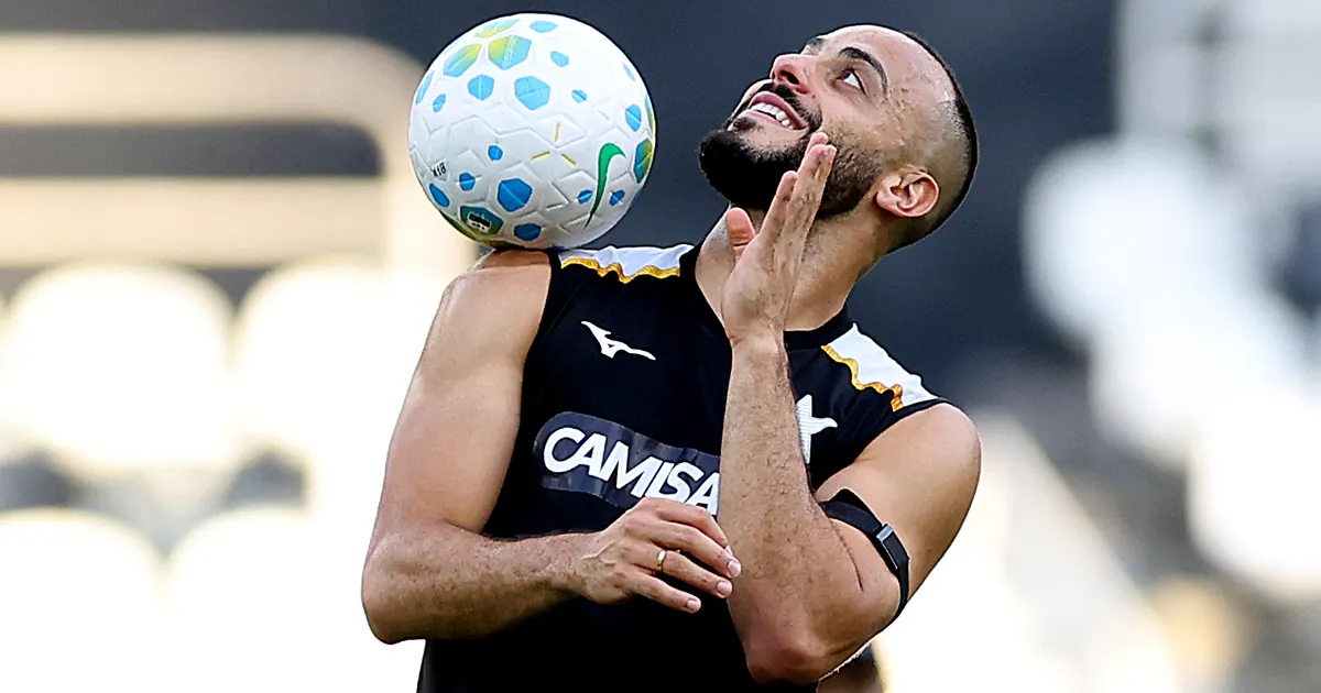 Arthur Cabral ganha vaga de Tiquinho e deve ser titular no Botafogo