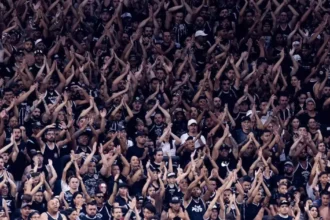 Artilheiro do Corinthians deixa o clube rumo ao futebol de campo