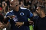 Artur Jorge denuncia ataques xenófobos durante partida do Cruzeiro