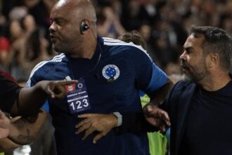 Artur Jorge denuncia ataques xenófobos durante partida do Cruzeiro