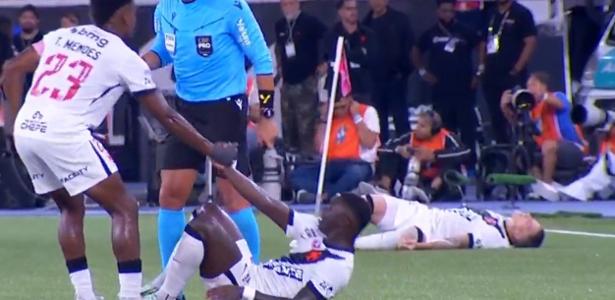 Atacante do Vasco sofre desmaio em campo durante clássico contra o Botafogo
