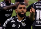 Atacante marca, aponta para rival na arquibancada e diverte web