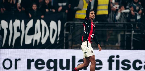 Atacante que quase vestiu a camisa alvinegra brilha contra o ex-quase clube