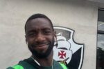 Atacante Yannick Bolasie posta foto com escudo do Vasco durante treino da Chapecoense
