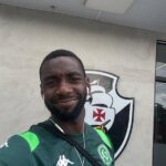 Atacante Yannick Bolasie posta foto com escudo do Vasco durante treino da Chapecoense