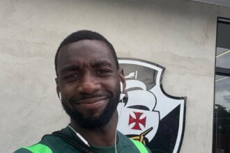 Atacante Yannick Bolasie posta foto com escudo do Vasco durante treino da Chapecoense