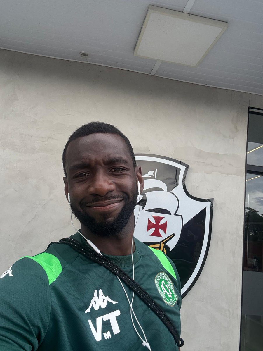Atacante Yannick Bolasie posta foto com escudo do Vasco durante treino da Chapecoense