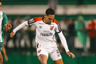 Athletico vence Chapecoense e retoma terceira colocação no campeonato