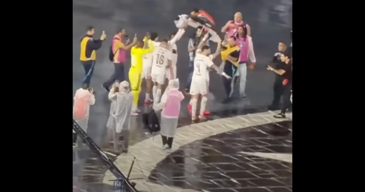 Atitude de zagueiro do Flamengo evita que escudo do Botafogo seja pisoteado