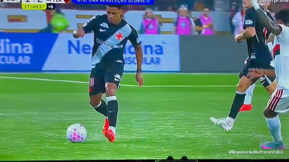 Atleta escapa de cartão vermelho após lance faltoso no encerramento da etapa inicial