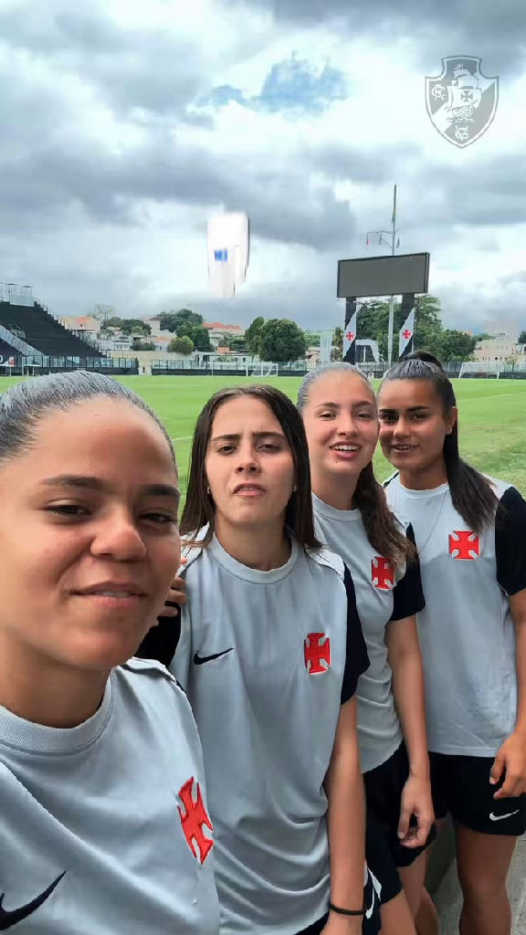 Atletas do futebol feminino do Vasco celebram o Dia das Crianças com mensagem especial
