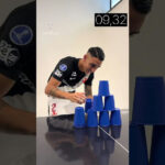Atletas do Vasco da Gama participam de desafio de habilidade com torre de copos