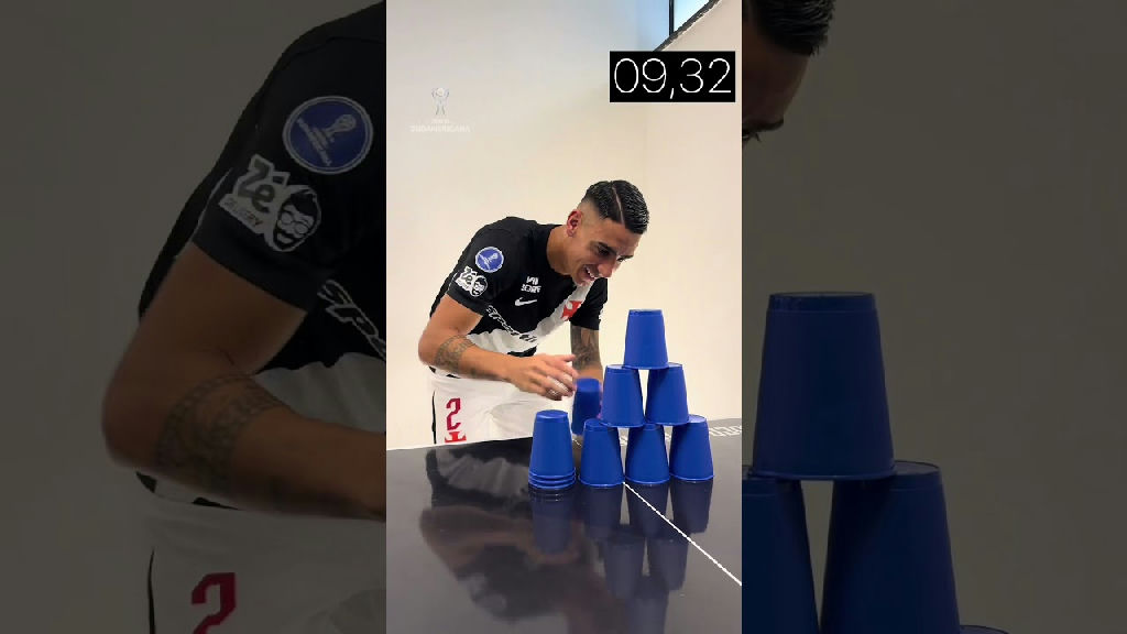 Atletas do Vasco da Gama participam de desafio de habilidade com torre de copos
