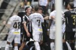 Atlético-mg vira sobre o Santos em duelo caótico decidido nos acréscimos