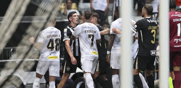 Atlético-mg vira sobre o Santos em duelo caótico decidido nos acréscimos