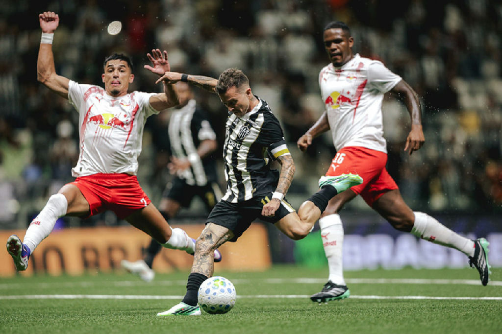 Atlético Mineiro vai ao vestiário com vantagem mínima sobre o Red Bull Bragantino
