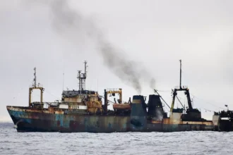 Barcos pesqueiros russos realizam manobras suspeitas perto de cabos submarinos críticos