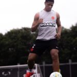 Barros retorna aos treinos com o elenco no ct Moacyr Barbosa