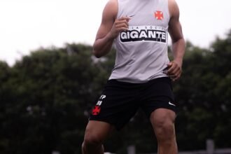 Barros retorna aos treinos com o elenco no ct Moacyr Barbosa