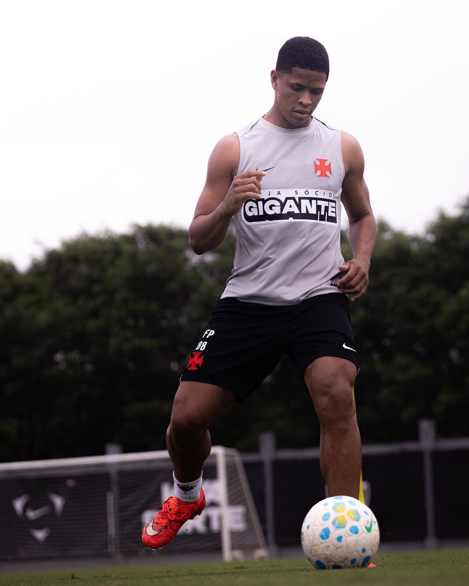 Barros retorna aos treinos com o elenco no ct Moacyr Barbosa