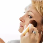 Blush na pele madura: técnicas para valorizar o rosto com naturalidade
