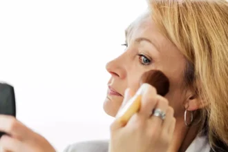 Blush na pele madura: técnicas para valorizar o rosto com naturalidade
