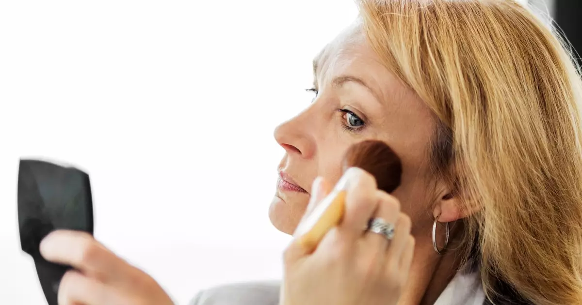Blush na pele madura: técnicas para valorizar o rosto com naturalidade