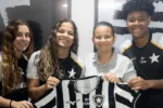 Botafogo blinda base e firma primeiro contrato profissional com trio sub-20