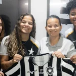 Botafogo blinda base e firma primeiro contrato profissional com trio sub-20