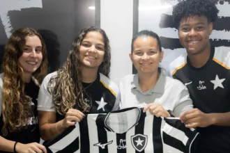 Botafogo blinda base e firma primeiro contrato profissional com trio sub-20