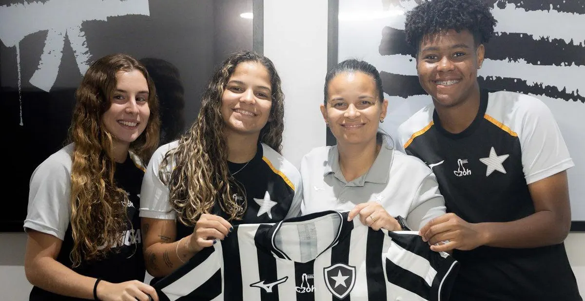 Botafogo blinda base e firma primeiro contrato profissional com trio sub-20