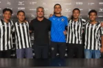 Botafogo blinda promessas da base e assina com cinco jovens talentos