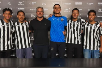 Botafogo blinda promessas da base e assina com cinco jovens talentos