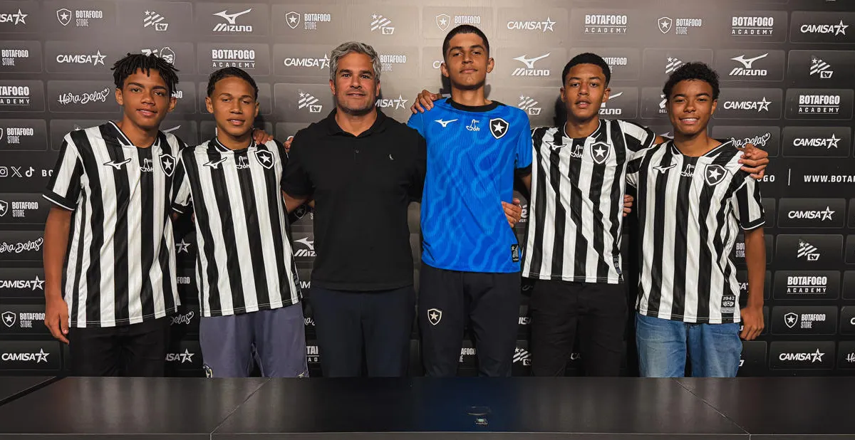 Botafogo blinda promessas da base e assina com cinco jovens talentos
